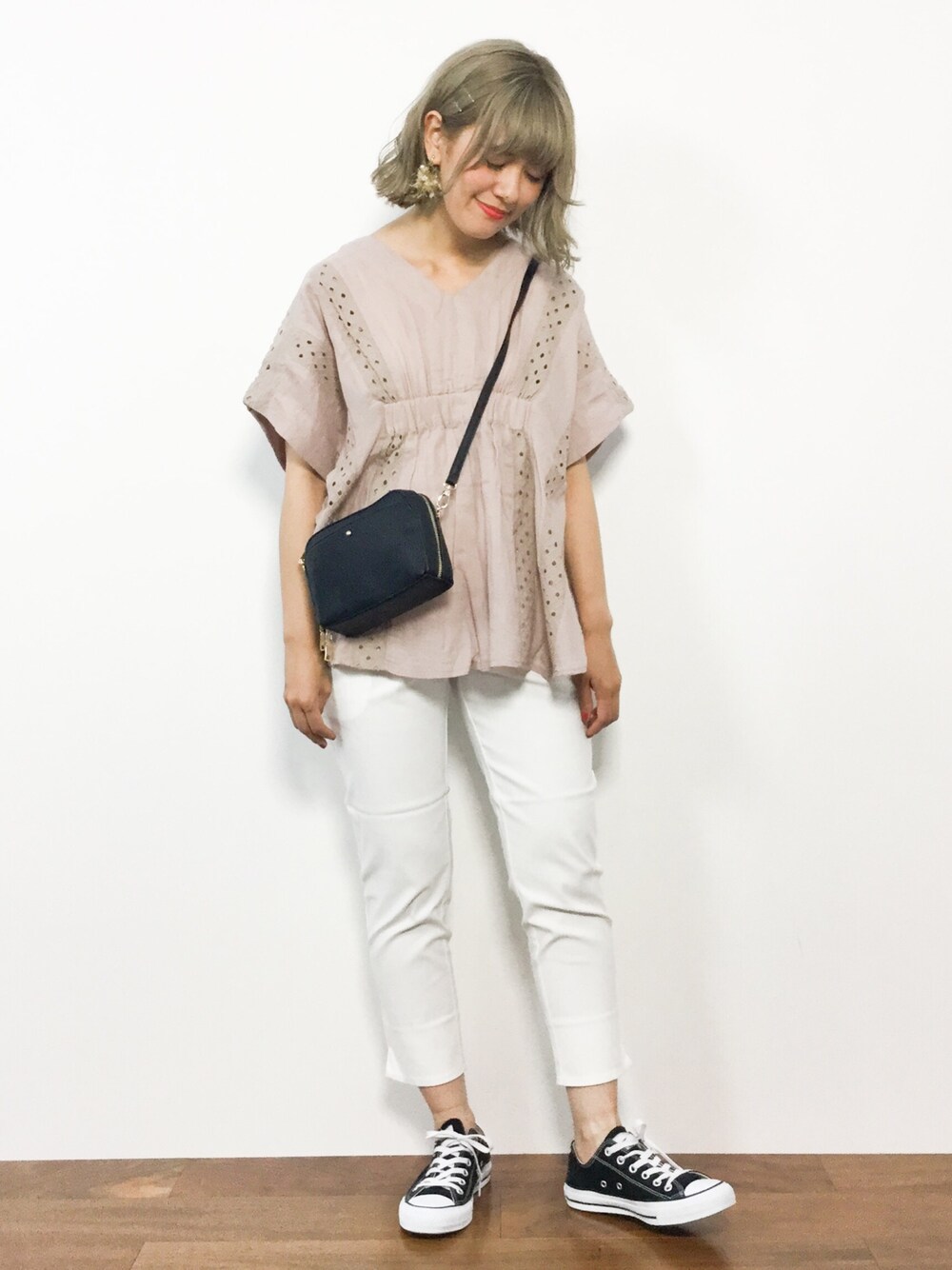 ピンク系のシャツ/ブラウス、ホワイト系のその他パンツ、ブラック系のショルダーバッグを着用したレディースの夏コーディネートの1枚目の写真