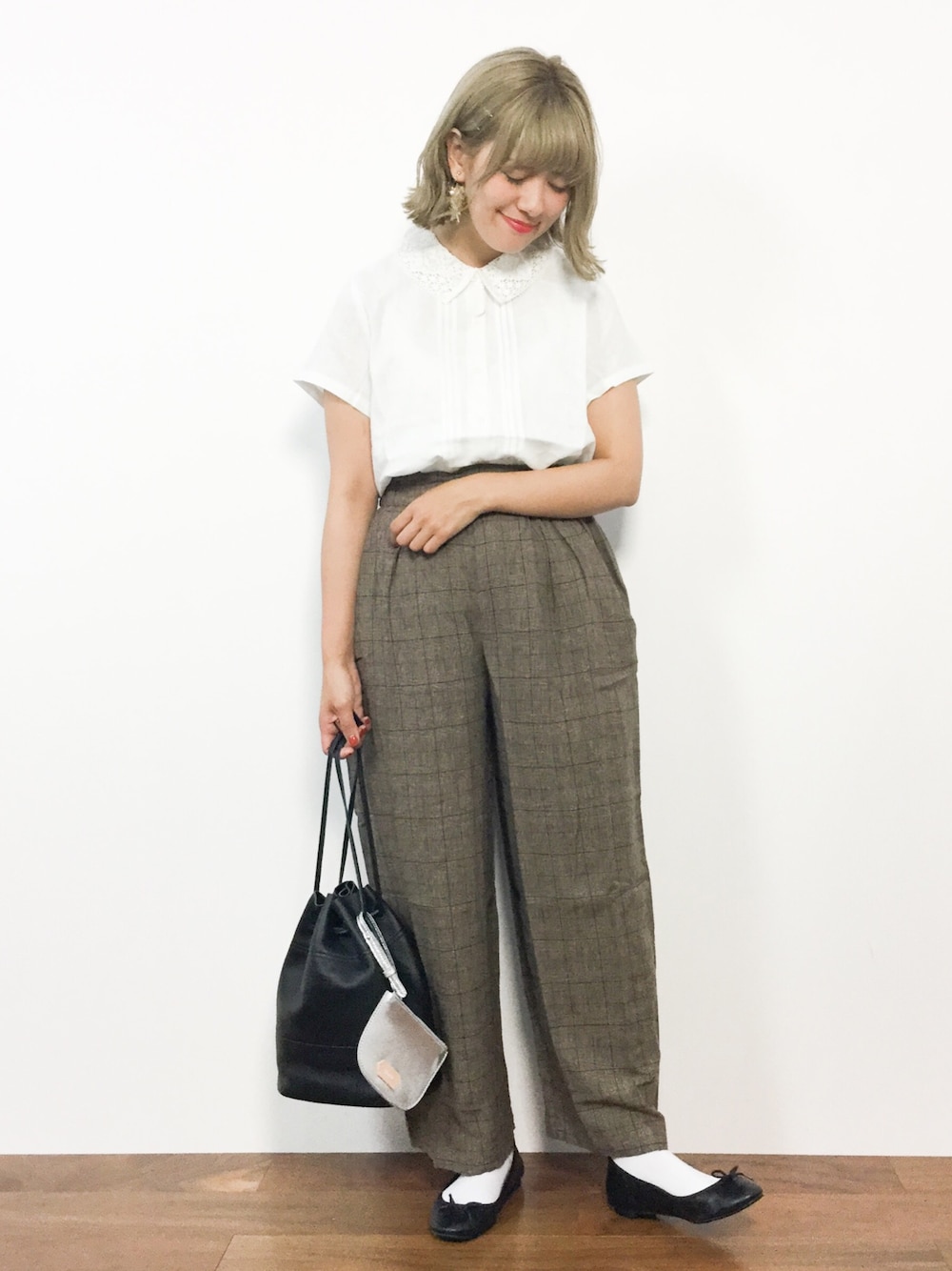 ホワイト系のシャツ/ブラウス、ブラウン系のその他パンツ、ブラック系のショルダーバッグを着用したレディースの夏コーディネートの1枚目の写真