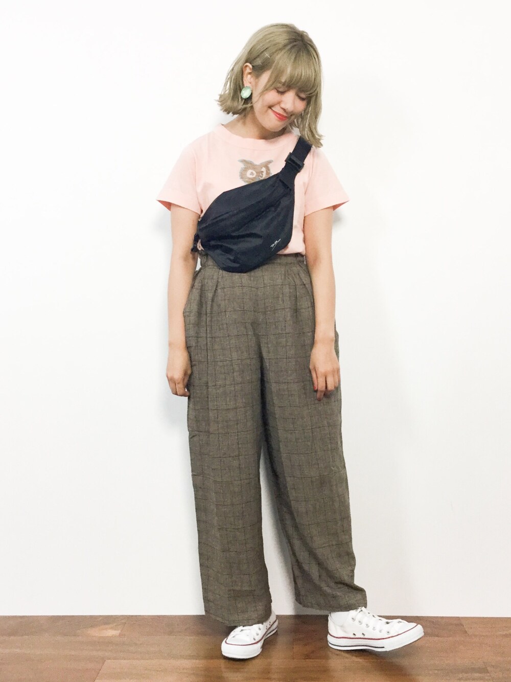 ピンク系のTシャツ/カットソー、ブラウン系のその他パンツ、ブラック系のボディバッグ/ウエストポーチを着用したレディースの夏コーディネートの1枚目の写真