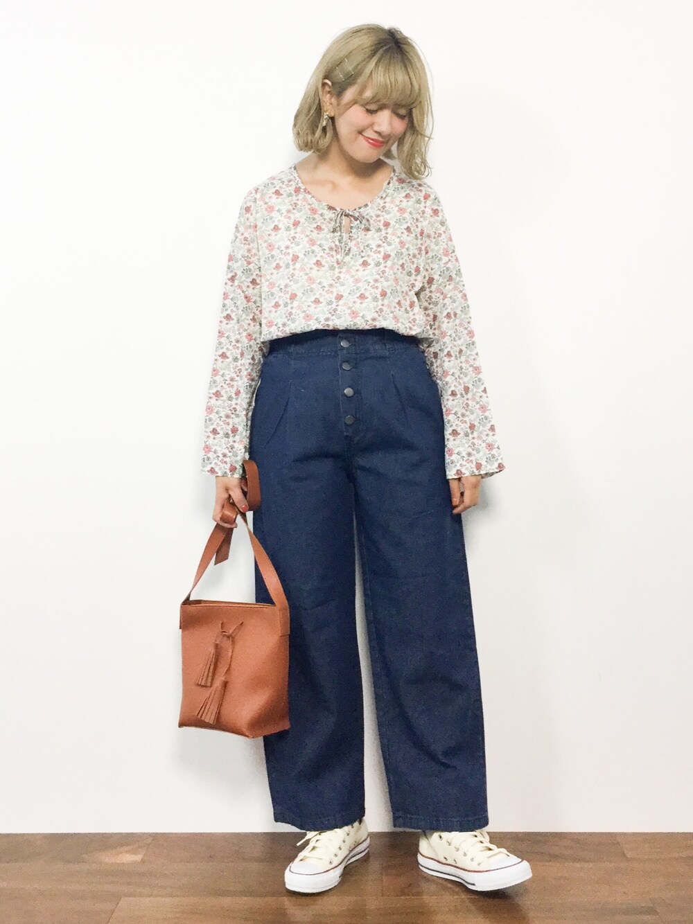 ホワイト系のシャツ/ブラウス、ブルー系のデニムパンツ、イエロー系のショルダーバッグを着用したレディースの夏コーディネートの1枚目の写真