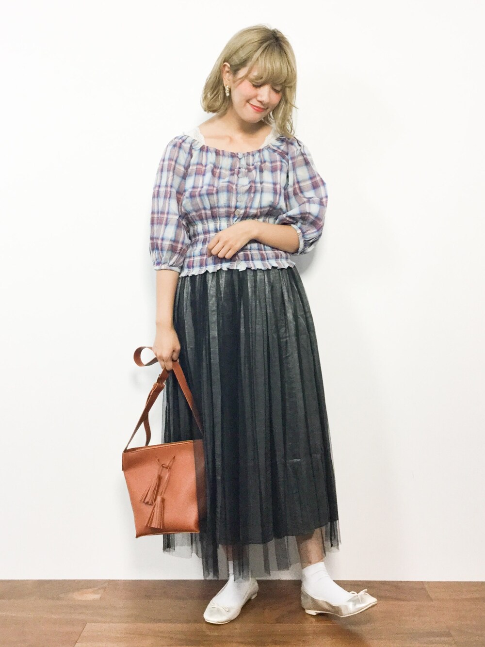 ブルー系のTシャツ/カットソー、グレー系のスカート、イエロー系のショルダーバッグを着用したレディースの夏コーディネートの1枚目の写真