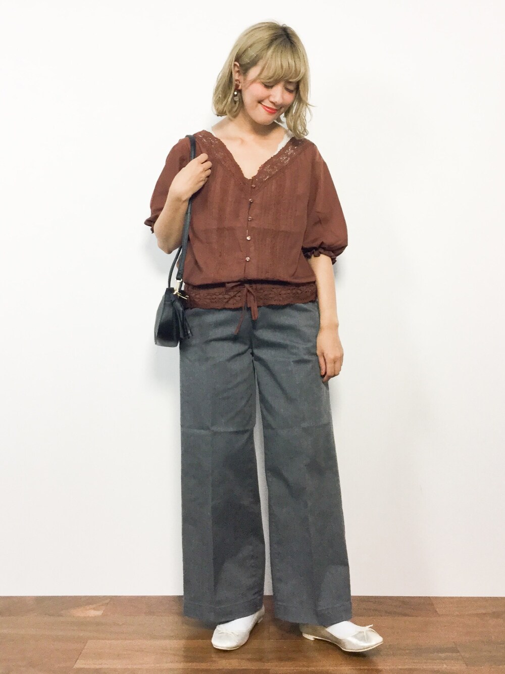 ブラウン系のシャツ/ブラウス、グレー系のその他パンツ、ブラック系のショルダーバッグを着用したレディースの夏コーディネートの1枚目の写真