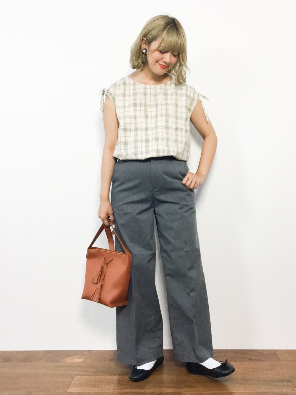 ホワイト系のシャツ/ブラウス、グレー系のその他パンツ、イエロー系のショルダーバッグを着用したレディースの夏コーディネートの1枚目の写真