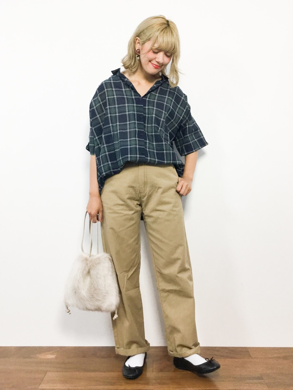 「カシュクール、グリーン、チェックシャツ、チノパン、ベージュ、大人カジュアル、巾着バッグ、ファー小物、秋、秋コーデ」｜「earth music&ecologyの・2wayカシュクールブラウス ●（シャツ/ブラウス、ブルー系）」を使った、piya*さん（レディース・154cm）の秋コーディネートの1枚目の写真