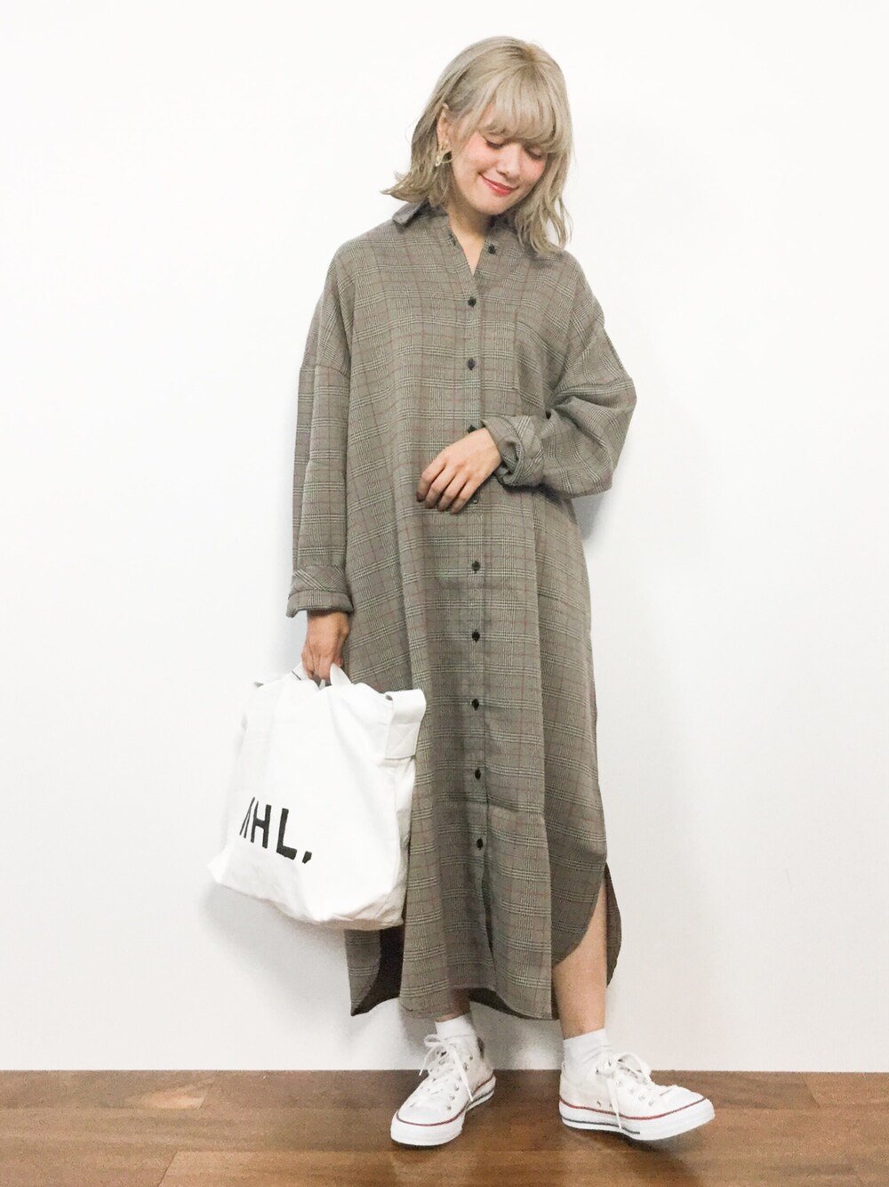 「コンバース、トートバッグ、チェックシャツ、MHL.、大人カジュアル、プチプラ、グレンチェック、マキシ丈ワンピース、ラクチンコーデ、秋コーデ」｜「kutirのシャツワンピース（シャツワンピース、その他）」を使った、piya*さん（レディース・154cm）の秋コーディネートの1枚目の写真