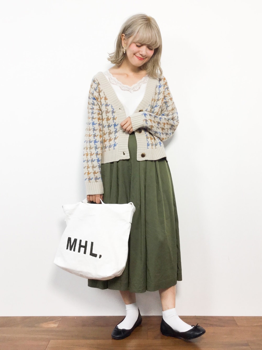「チェック、ベージュ、ニットカーディガン、MHL.、大人カジュアル、カーキ、ジャガードニット、merlot、秋コーデ、スカーチョ」｜「MERLOTのカシミアタッチジャガードチェック柄ニットカーディガン751-3527（カーディガン/ボレロ、ベージュ系）」を使った、piya*さん（レディース・154cm）の秋コーディネートの1枚目の写真