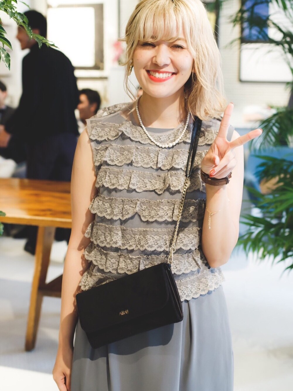 グレー系のドレスを着用したレディースの秋コーディネートの1枚目の写真