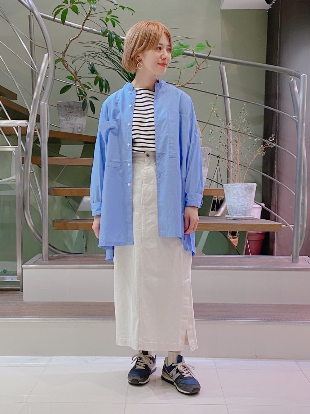 ホワイト系のTシャツ/カットソー、ブルー系のシャツ/ブラウス、ホワイト系のスカートを着用したレディースの春コーディネートの1枚目の写真