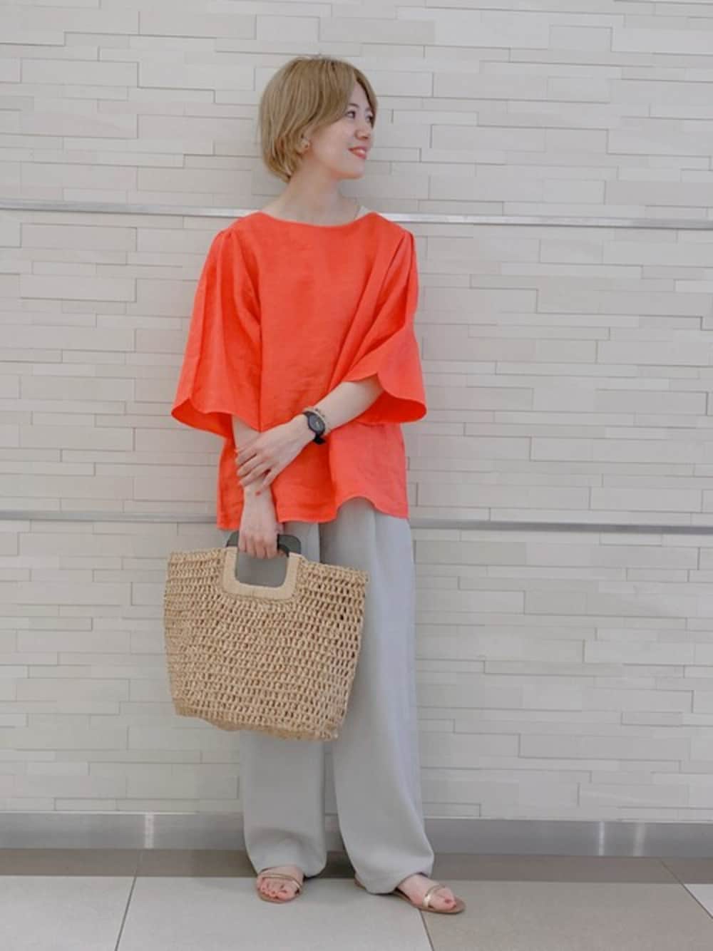 ピンク系のTシャツ/カットソー、グレー系のその他パンツ、ブラック系のサンダルを着用したレディースの春コーディネートの1枚目の写真