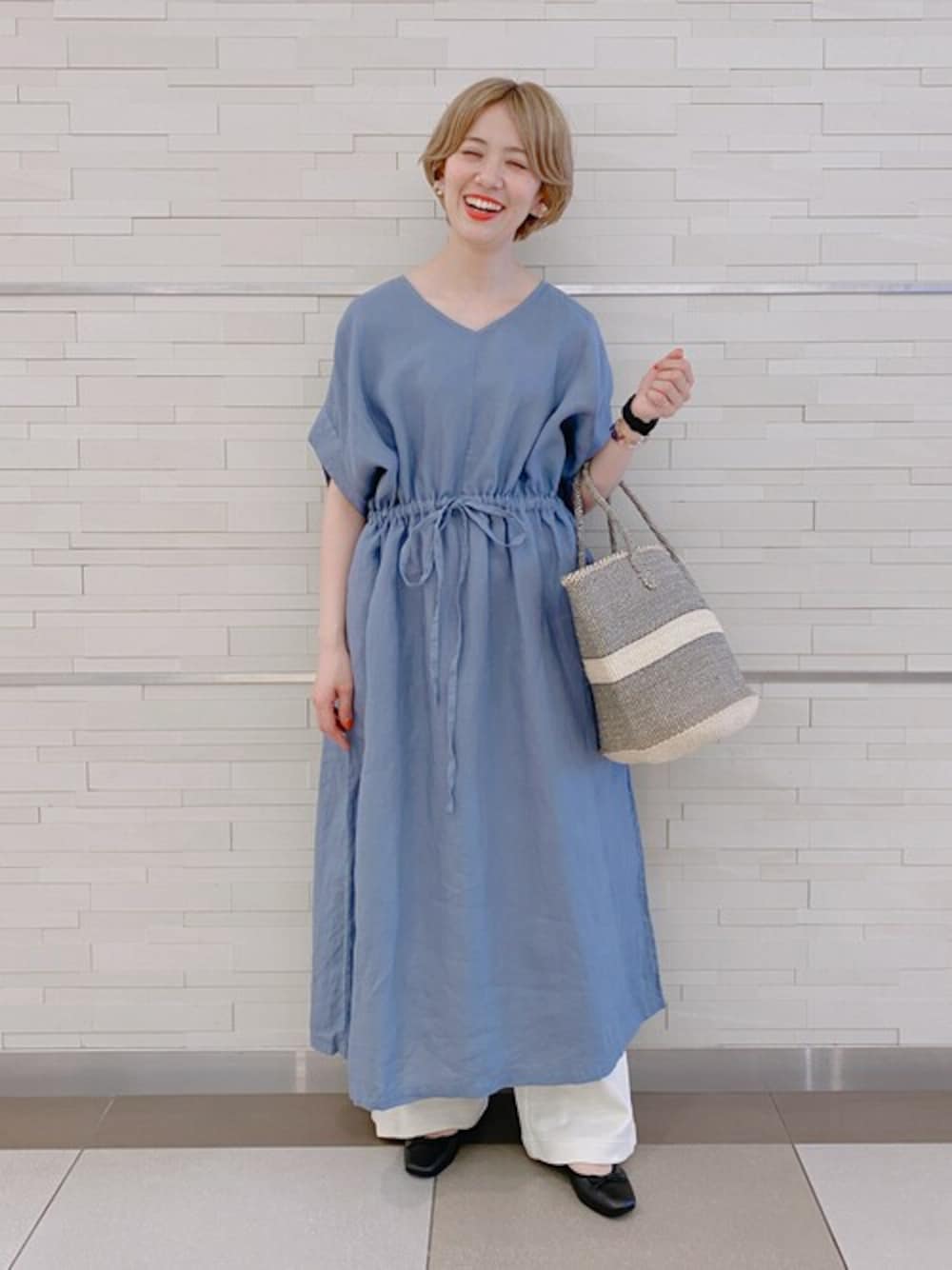 ブルー系のワンピース、ホワイト系のその他パンツ、ブラック系のバレエシューズを着用したレディースの春コーディネートの1枚目の写真