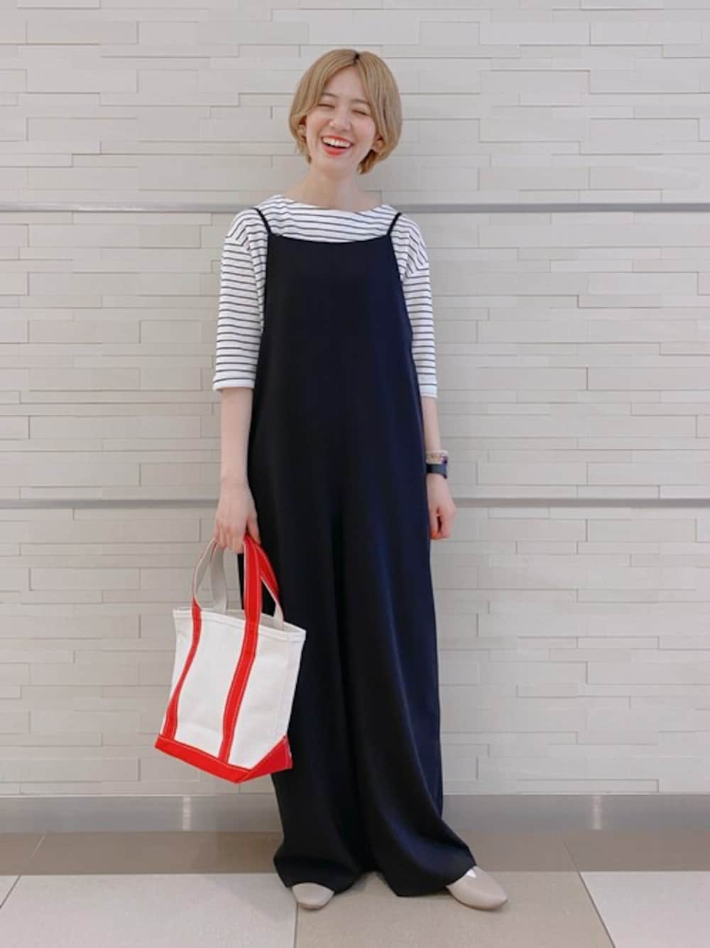 ホワイト系のTシャツ/カットソー、ブラック系のサロペット/オーバーオール、グレー系のパンプスを着用したレディースの春コーディネートの1枚目の写真