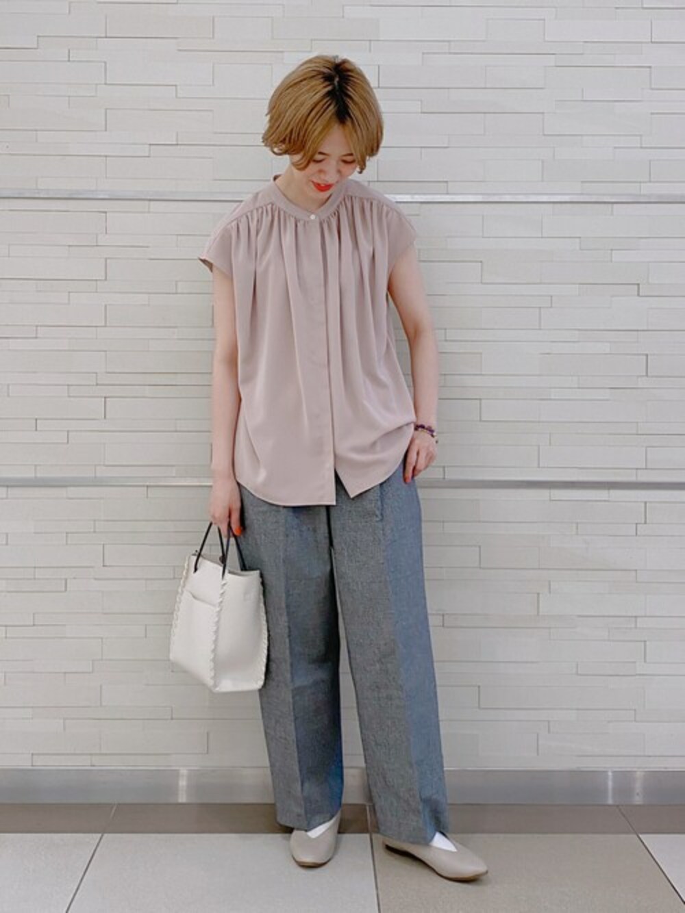 ベージュ系のシャツ/ブラウス、ブラック系のその他パンツ、ホワイト系のハンドバッグを着用したレディースの夏コーディネートの1枚目の写真