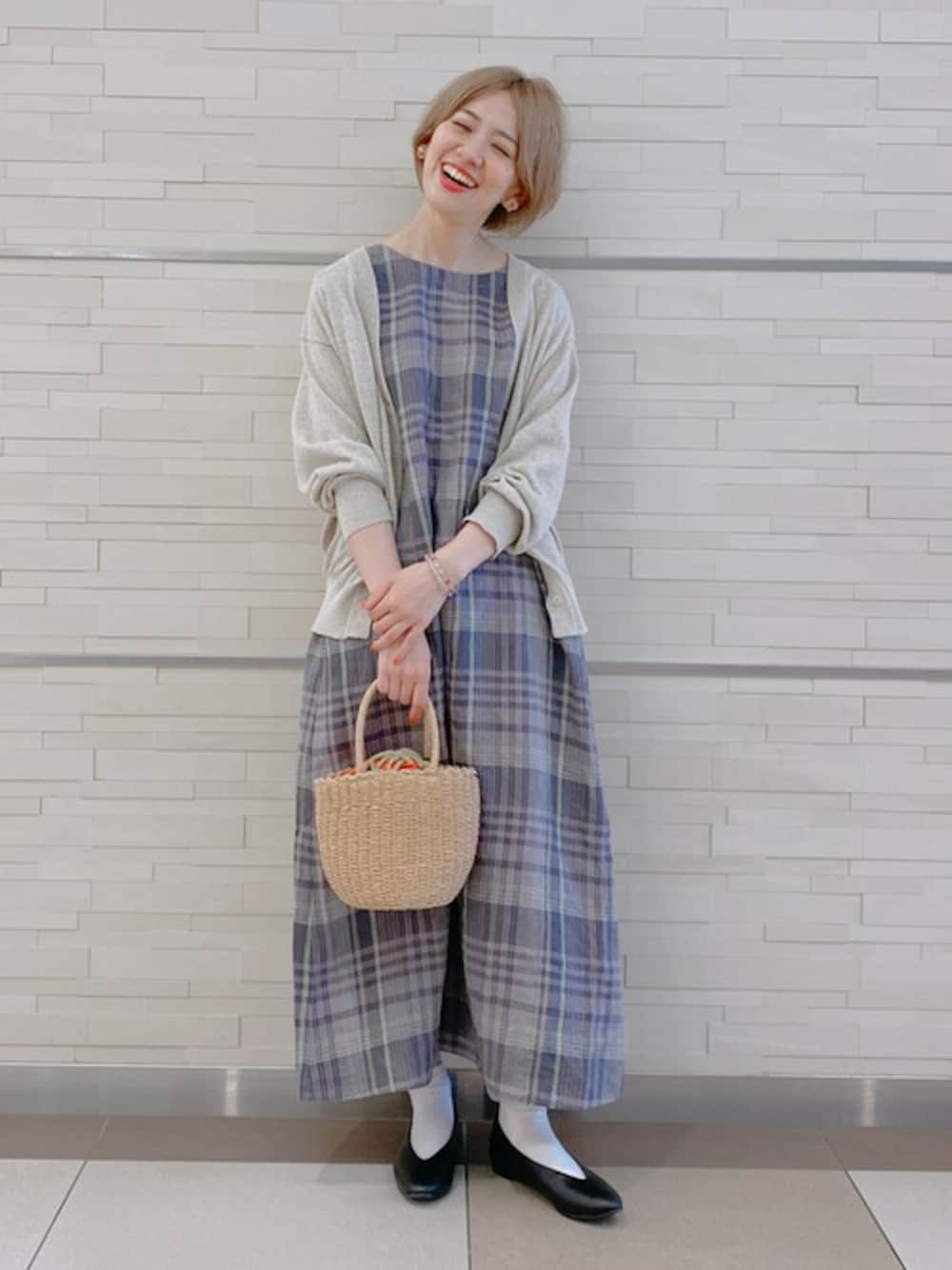 ベージュ系のカーディガン/ボレロ、グレー系のワンピース、オレンジ系のハンドバッグを着用したレディースの夏コーディネートの1枚目の写真