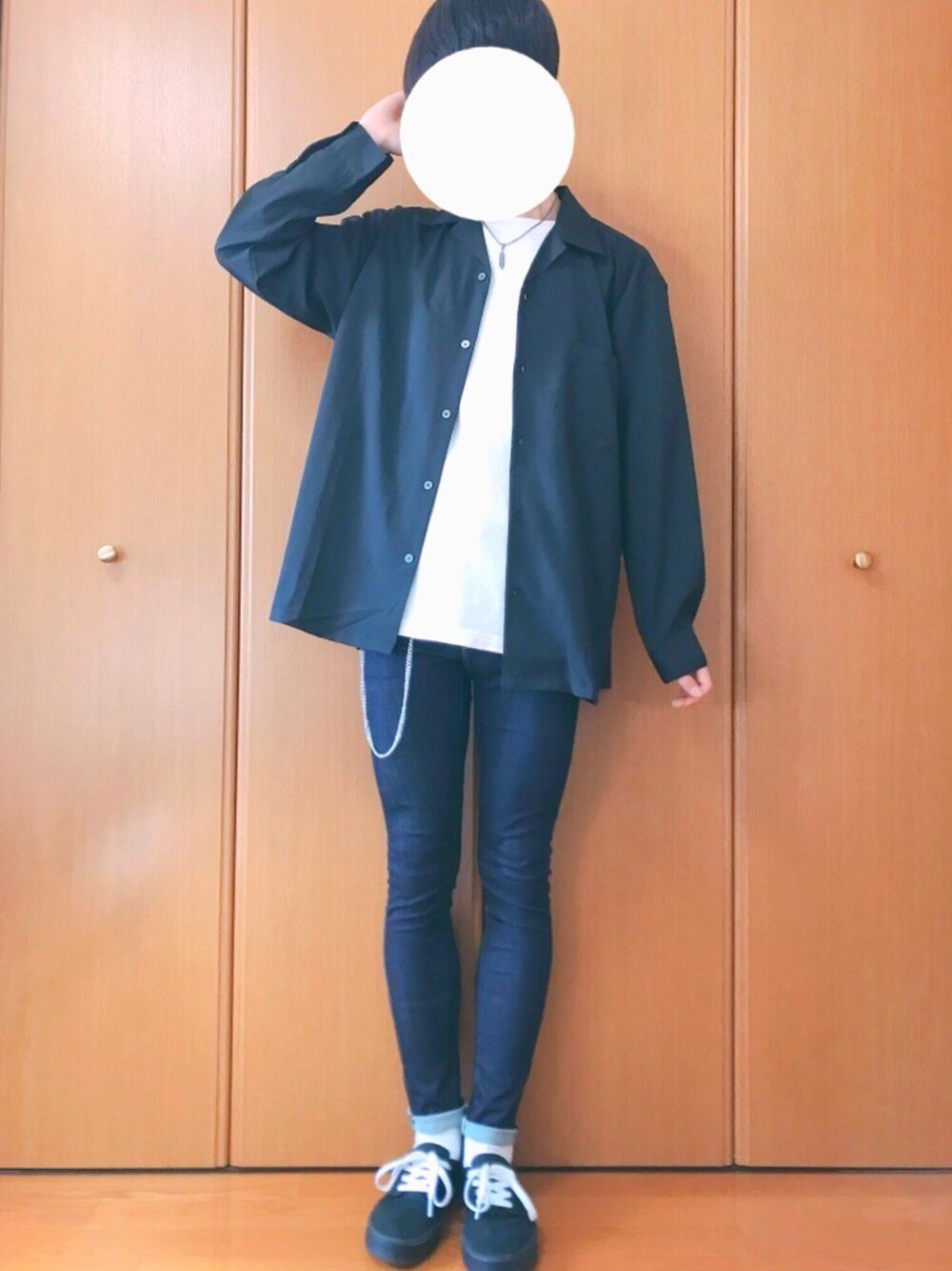 「FUJIROCKEEN、夏、カジュアル、黒、休日スタイル、おしゃれさんと繋がりたい、UNIQLO、プチプラコーデ、シンプルコーデ、スニーカー、keen」｜「MONO-MARTのポリトロリラックスオープンカラーシャツ L/S（シャツ/ブラウス、ブラック系）」を使った、taro_さん（メンズ・176cm）の夏コーディネートの1枚目の写真