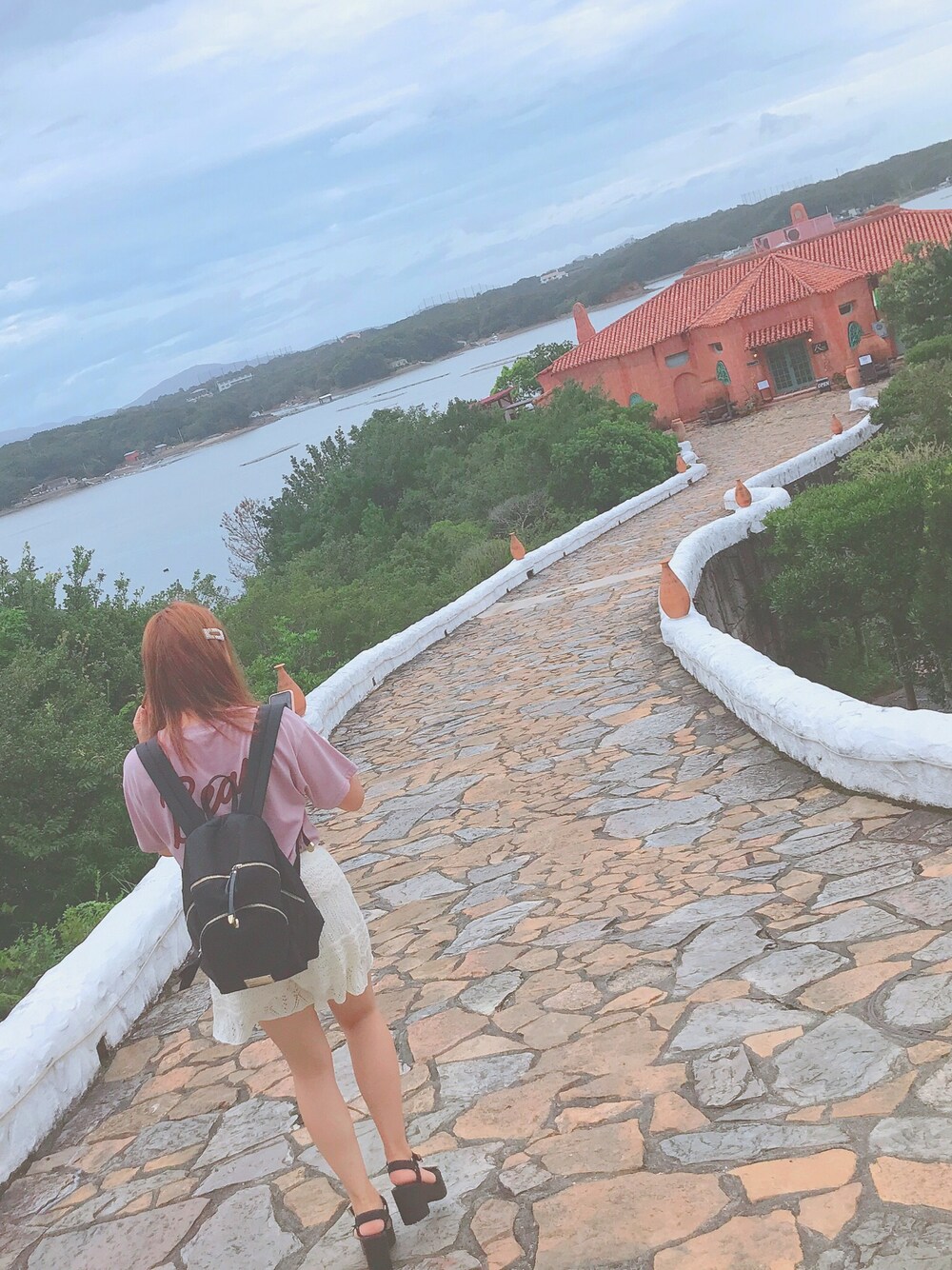「カジュアルコーデ、ゆるコーデ、Tシャツコーデ、地中海村、ニットショートパンツ、リュックスタイル、うしろ姿」｜「one after another NICE CLAUPのくまTシャツ（Tシャツ/カットソー、ベージュ系）」を使った、ぽにょ‪︎❤︎‪︎さん（レディース・156cm）の夏コーディネートの1枚目の写真