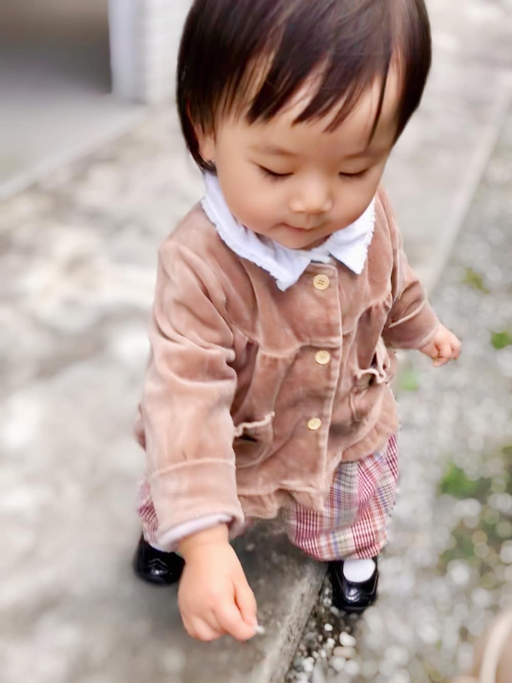 「一歳、女の子、ミキハウス、バーバリー、べべ、オーバーオール、カーディガン、白、ブラウン」｜「MIKI HOUSEの【ミキハウス】襟デザイン♪ブラウス（シャツ/ブラウス、ホワイト系）」を使った、Rinさん（キッズ・80cm）の秋コーディネートの1枚目の写真