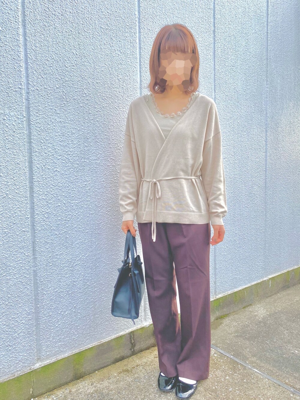 ホワイト系のカーディガン/ボレロ、ベージュ系のタンクトップ、パープル系のその他パンツを着用したレディースの秋コーディネートの1枚目の写真