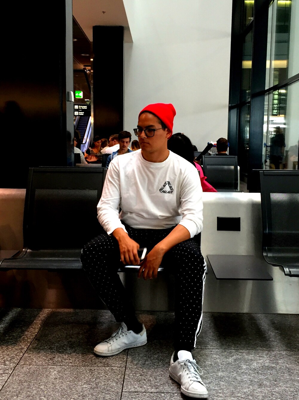 「Pharrell Williams、palace、stan smith、adidas、summer」｜「PALACEのアイテム（スウェット、ホワイト系）」を使った、Detsさん（メンズ・180cm）の夏コーディネートの1枚目の写真