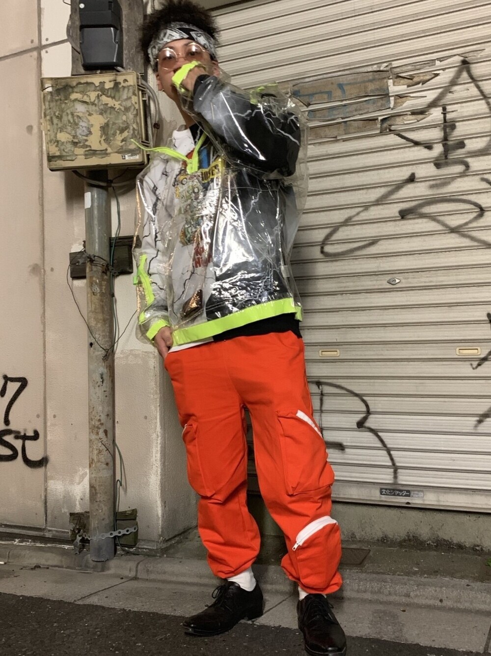 「冬、ストリート、オーバーサイズ、おしゃれさんと繋がりたい、休日スタイル、古着、パンツスタイル、柄シャツ、革靴、カジュアル」｜「RICOのアイテム（ポンチョ、その他）」を使った、kachi.さん（メンズ・170cm）の冬コーディネートの1枚目の写真