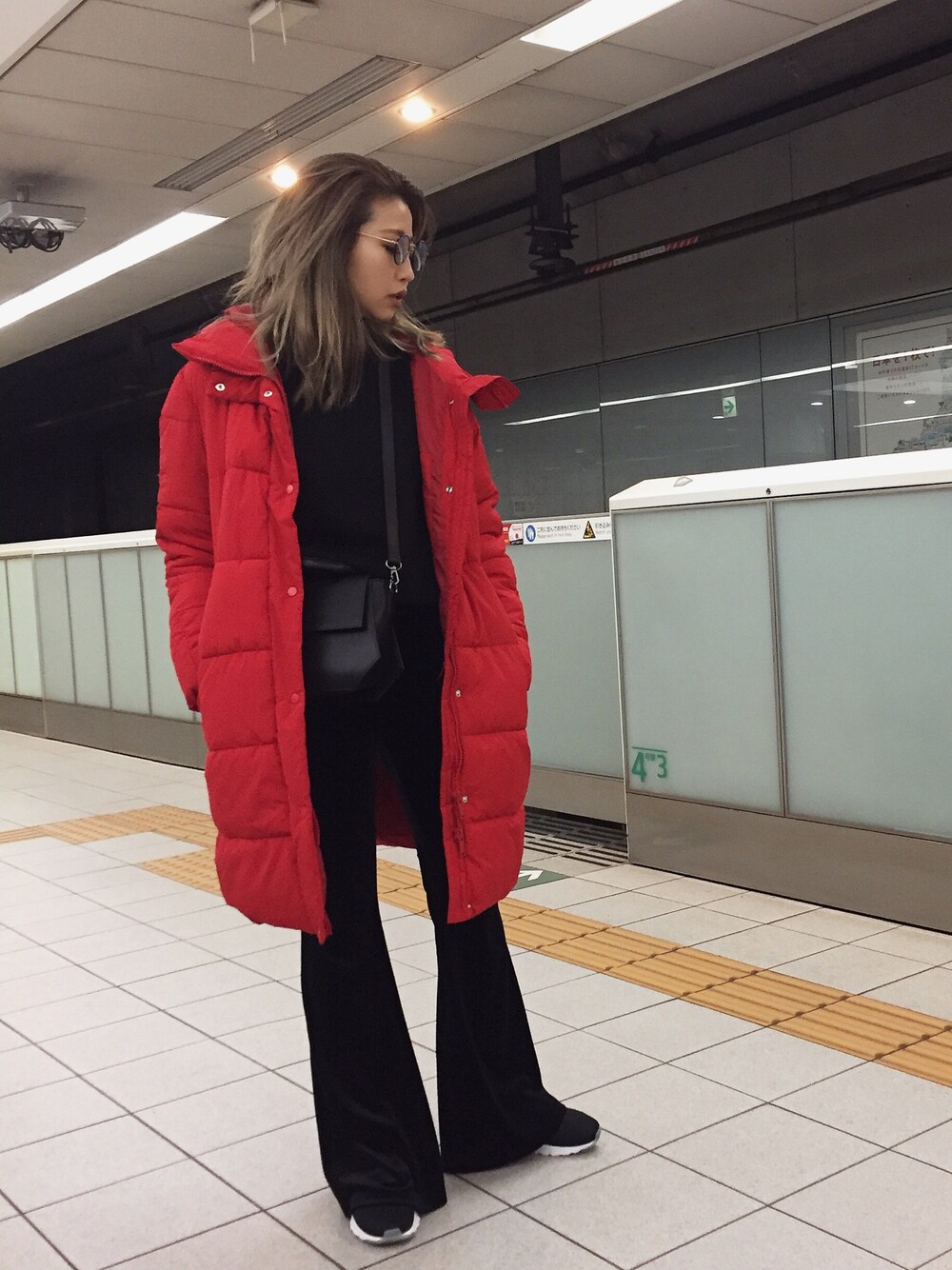 「冬、ootd、カジュアルコーデ、ラフ、ダウン、赤、フレアパンツ、RADIA」｜「RADIAのアイテム（バッグ、ブラック系）」を使った、草野春香さん（レディース・170cm）の冬コーディネートの1枚目の写真