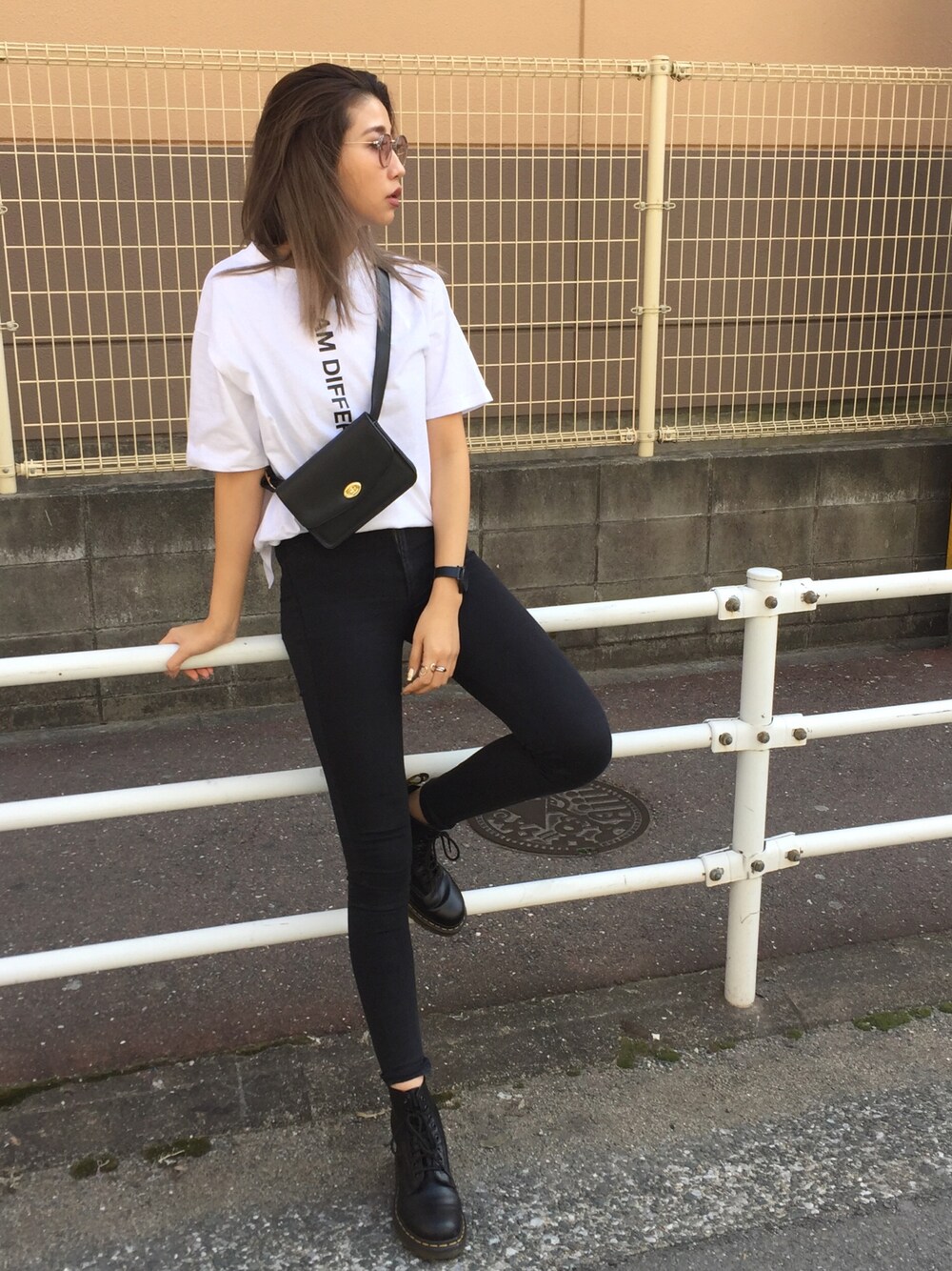 「シンプル、カジュアルコーデ、ootd、outfit、RADIA、マーチン、スキニー、黒スキニー、Tシャツ」｜「Dr. MartensのDr.Martens / 1460 8EYEBOOT_mtn（ブーツ、ブラック系）」を使った、草野春香さん（レディース・170cm）の春コーディネートの1枚目の写真