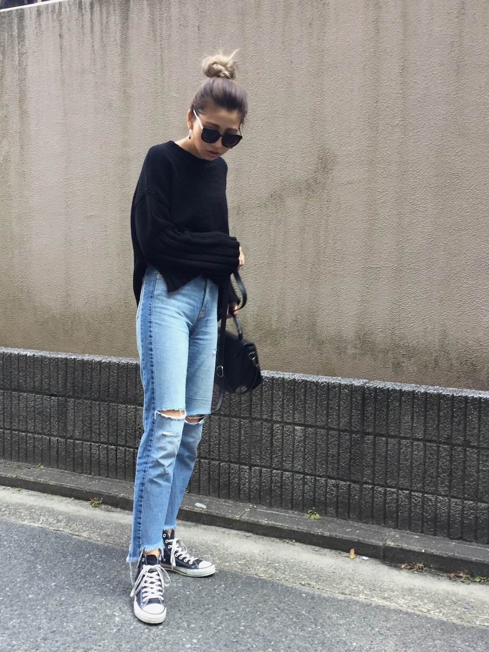 「カジュアル、シンプルコーデ、converse、デニム、ニット、シンプル、RADIA、ootd、outfit」｜「RADIAのアイテム（ニット/セーター、ブラック系）」を使った、草野春香さん（レディース・170cm）の春コーディネートの1枚目の写真
