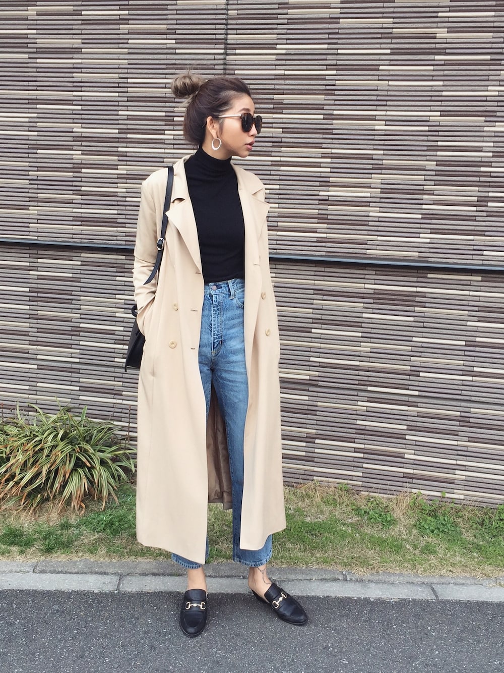 「春コーデ、大人カジュアル、デニム、タートルネック、トレンチコート、RADIA、ootd、outfit、シンプル」｜「RADIAのアイテム（Tシャツ/カットソー、ブラック系）」を使った、草野春香さん（レディース・170cm）の春コーディネートの1枚目の写真