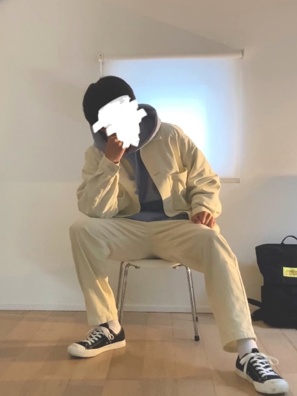 ホワイト系のセットアップ、ブラック系のスニーカー、ブルー系のパーカーを着用したメンズの春コーディネートの1枚目の写真