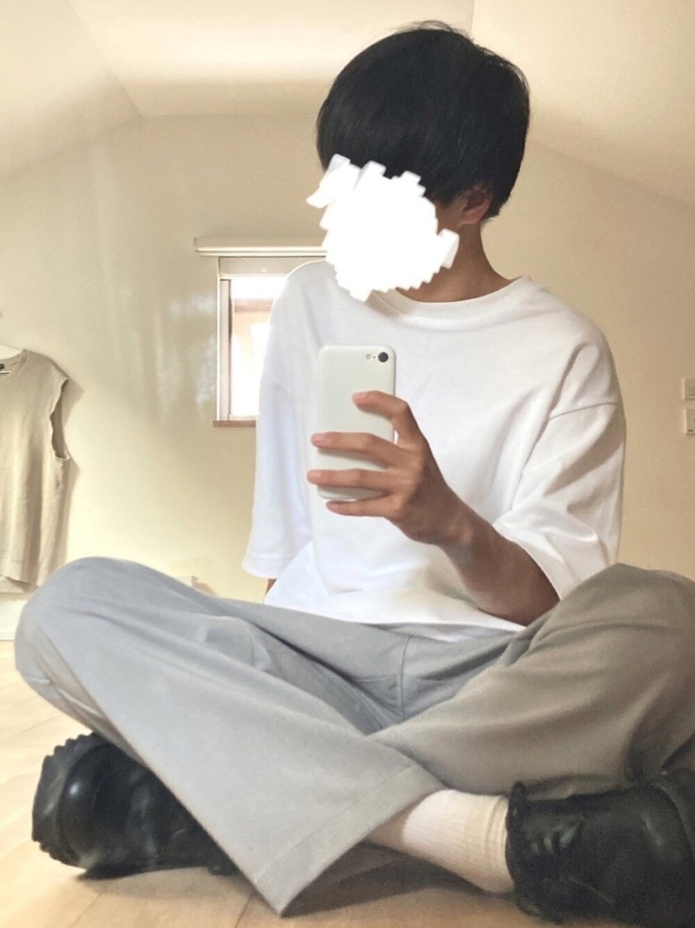「休日コーデ、大人コーデ、Tシャツ、スラックス、大人カジュアル、白Tシャツ、おしゃれさんと繋がりたい、夏、ホワイト、グレー」｜「WYM LIDNMの【WYM LIDNM】SHARK SOLE COMBINATION SHOES（ドレスシューズ、ブラック系）」を使った、おふーさん（メンズ・173cm）の春コーディネートの1枚目の写真