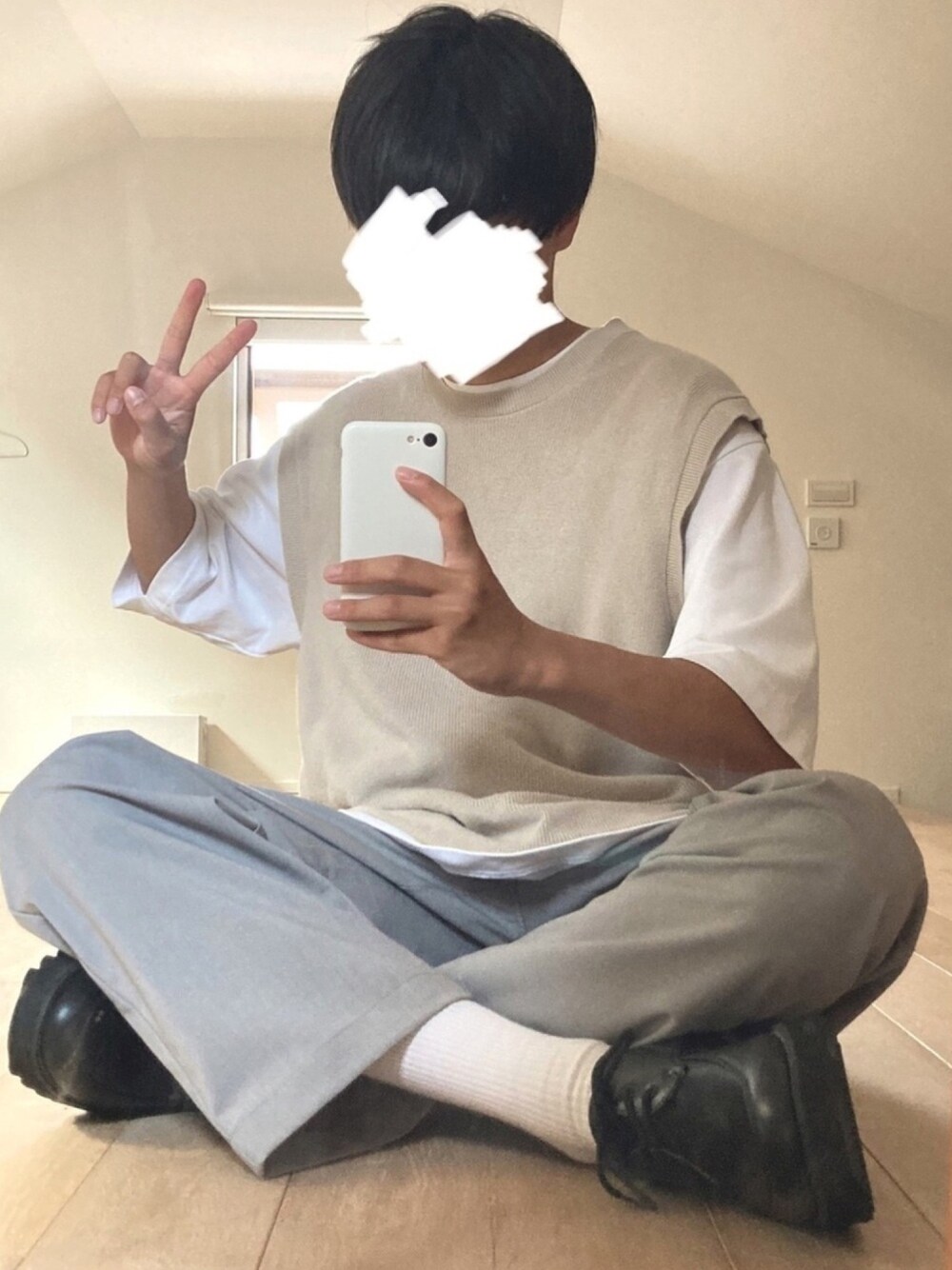 「休日コーデ、大人カジュアル、ニット、ベスト、レイヤードスタイル、シンプル、白Tシャツ、ビッグシルエット、おしゃれさんと繋がりたい、夏」｜「UNIQLOのアイテム（ベスト、ベージュ系）」を使った、おふーさん（メンズ・173cm）の春コーディネートの1枚目の写真