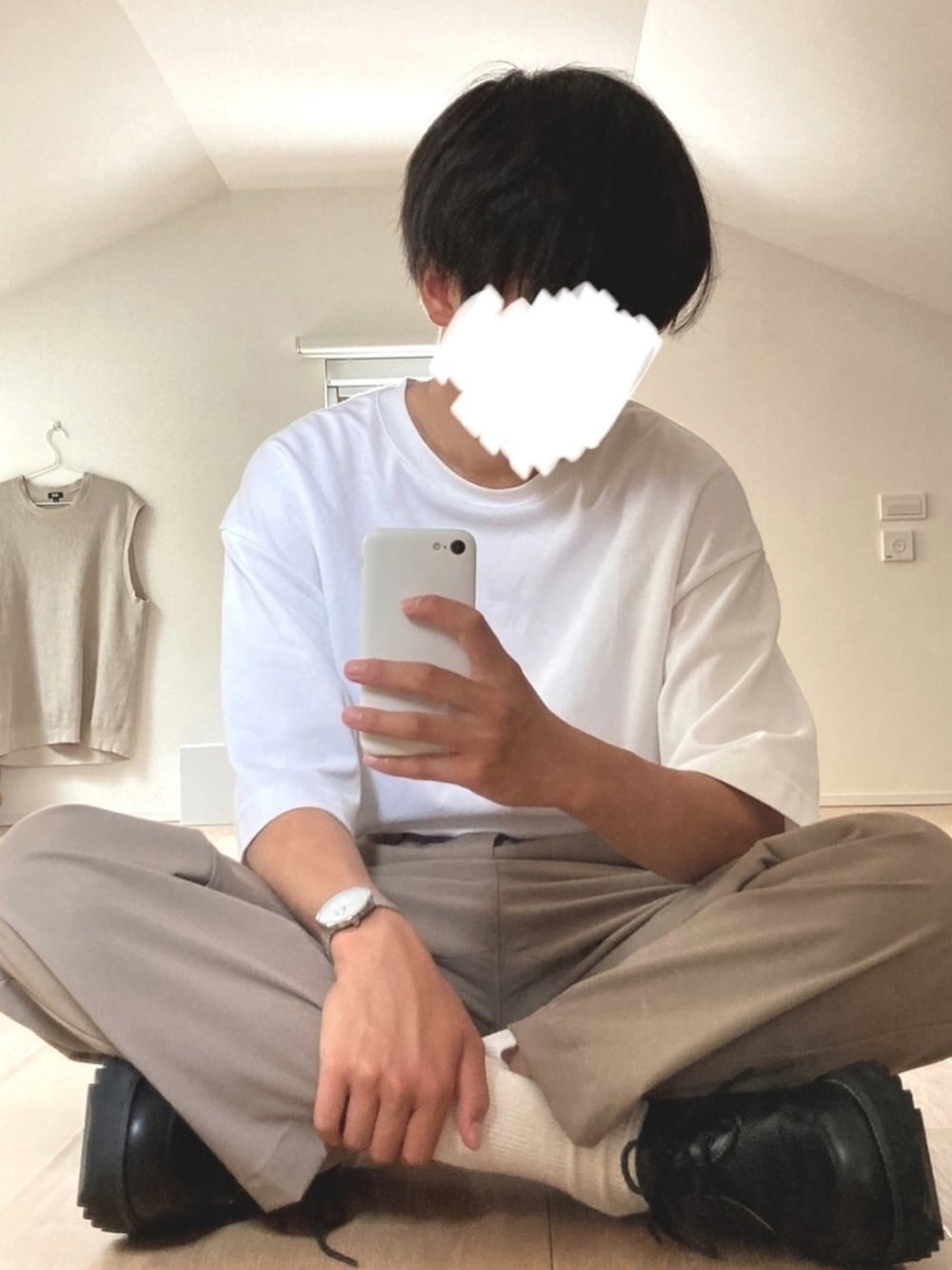 「白Tシャツ、カーキ、ワイドパンツ、ドレスシューズ、オーバーサイズ、カジュアル、きれいめカジュアル、おしゃれさんと繋がりたい、シンプルコーデ、夏コーデ」｜「KLONのKLON CONNECTION DARING PAIR -SILVER MESH- 33mm（アナログ腕時計、シルバー系）」を使った、おふーさん（メンズ・173cm）の春コーディネートの1枚目の写真