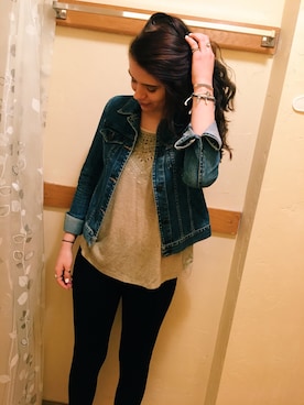 「Abercrombie&Fitch（アバークロンビーアンドフィッチ）のアイテム（デニムジャケット）」を使った、Angeline Strattonさん（レディース・173cm）の春コーディネート