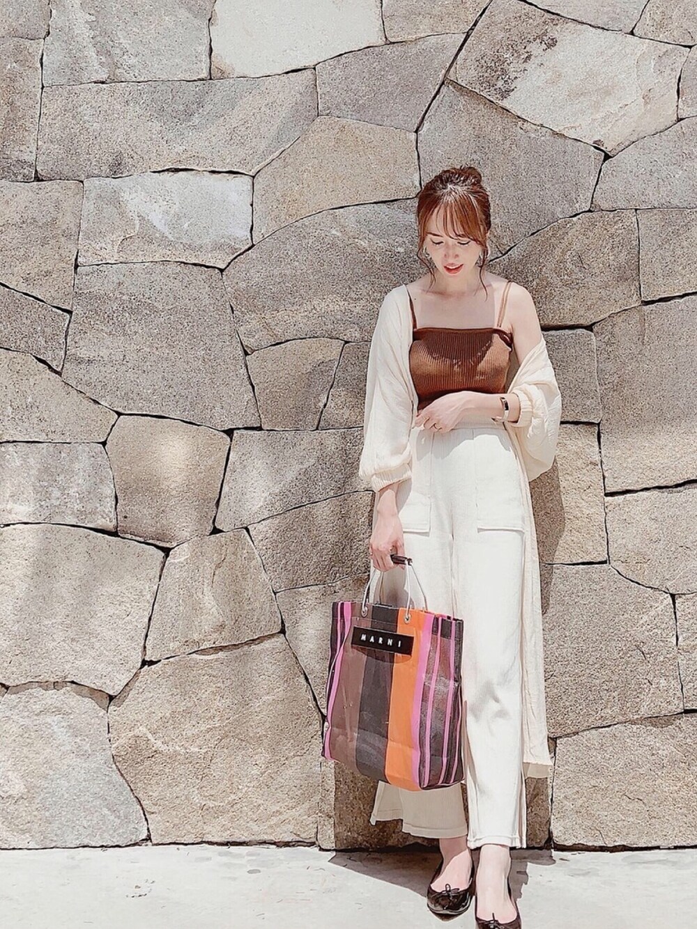 「カジュアル、シンプルコーデ、リラックススタイル、大人カジュアル、バレエシューズ、レペット(Repetto)、ニットキャミソール」｜「Re:EDITのアイテム（その他アウター、ベージュ系）」を使った、Tomomi  Shimozatoさん（レディース・160cm）の夏コーディネートの1枚目の写真