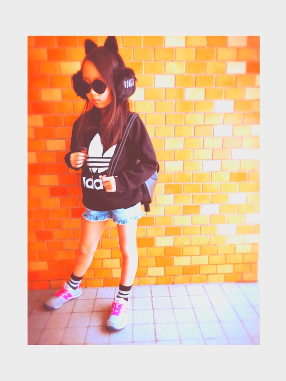 「kids、キッズコーデ、モノトーン、キッズファッション、キッズ、女の子、kidsfashion、yukimanastyle、パロディ、adidas」｜「パロディのアイテム（スウェット、ブラック系）」を使った、yukimana.styleさん（キッズ・120cm）の春コーディネートの1枚目の写真