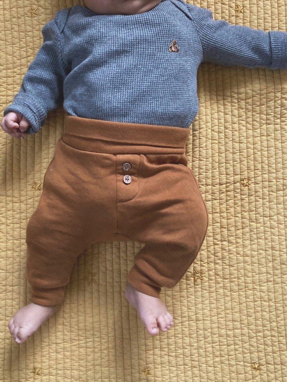 「プチプラコーデ、プチプラ、３ヶ月、男の子コーデ、ベビーコーデ」｜「GAPのアイテム（Tシャツ/カットソー、グレー系）」を使った、ぽこさん（キッズ・60cm）の冬コーディネートの1枚目の写真