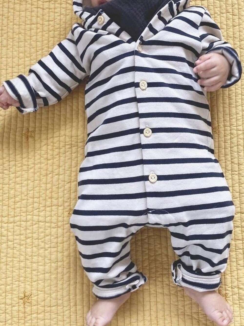 「ボーダー、おしゃれさんと繋がりたい、おとこのこ、むすこーで、3ヶ月、キッズコーデ、70cm、60cm」｜「H&Mのアイテム（オールインワン・サロペット、ベージュ系）」を使った、ぽこさん（キッズ・70cm）の冬コーディネートの1枚目の写真