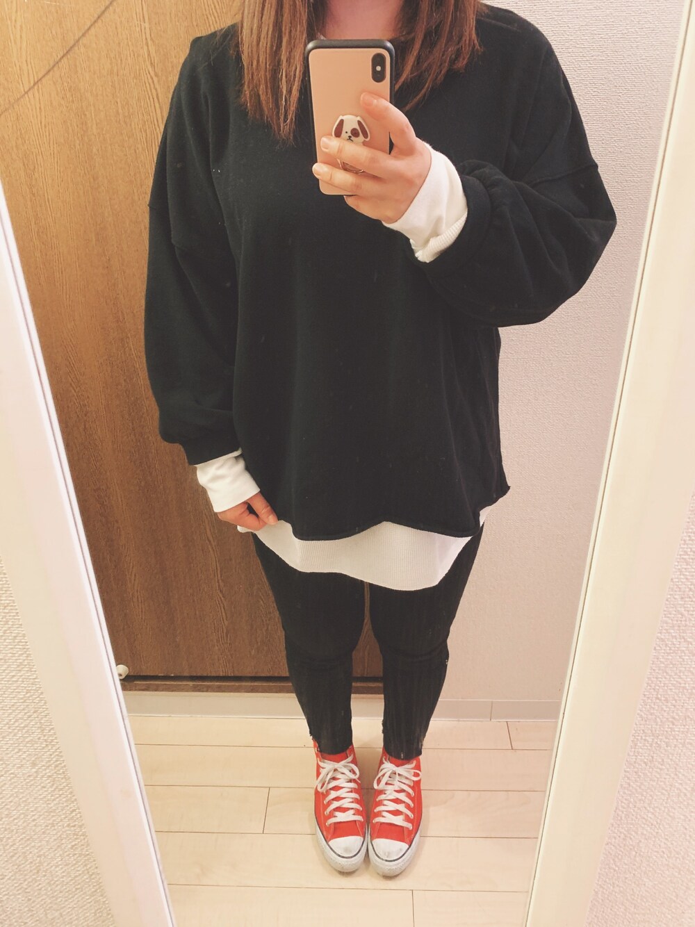 ブラック系のスウェット、ホワイト系のTシャツ/カットソー、ブラック系のデニムパンツを着用したレディースの春コーディネートの1枚目の写真