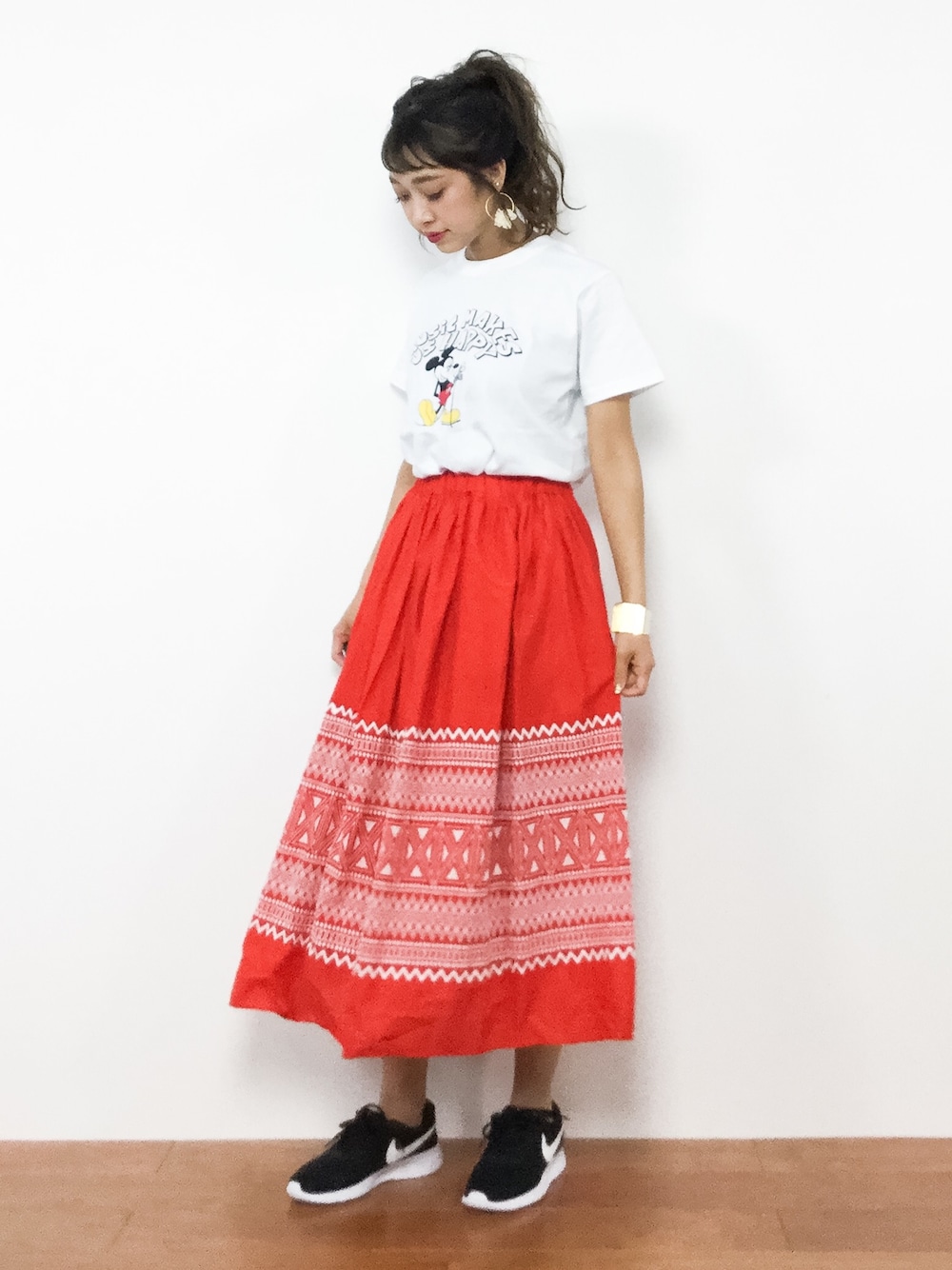 「スカート、カジュアル、夏、summer、ミッキー、フェススタイル、夏コーデ、カジュアルコーデ、キャラT、フジロック」｜「UNITED ARROWSのUWBT 刺繍 ギャザースカート（スカート、レッド系）」を使った、teraさん（レディース・164cm）の夏コーディネートの1枚目の写真