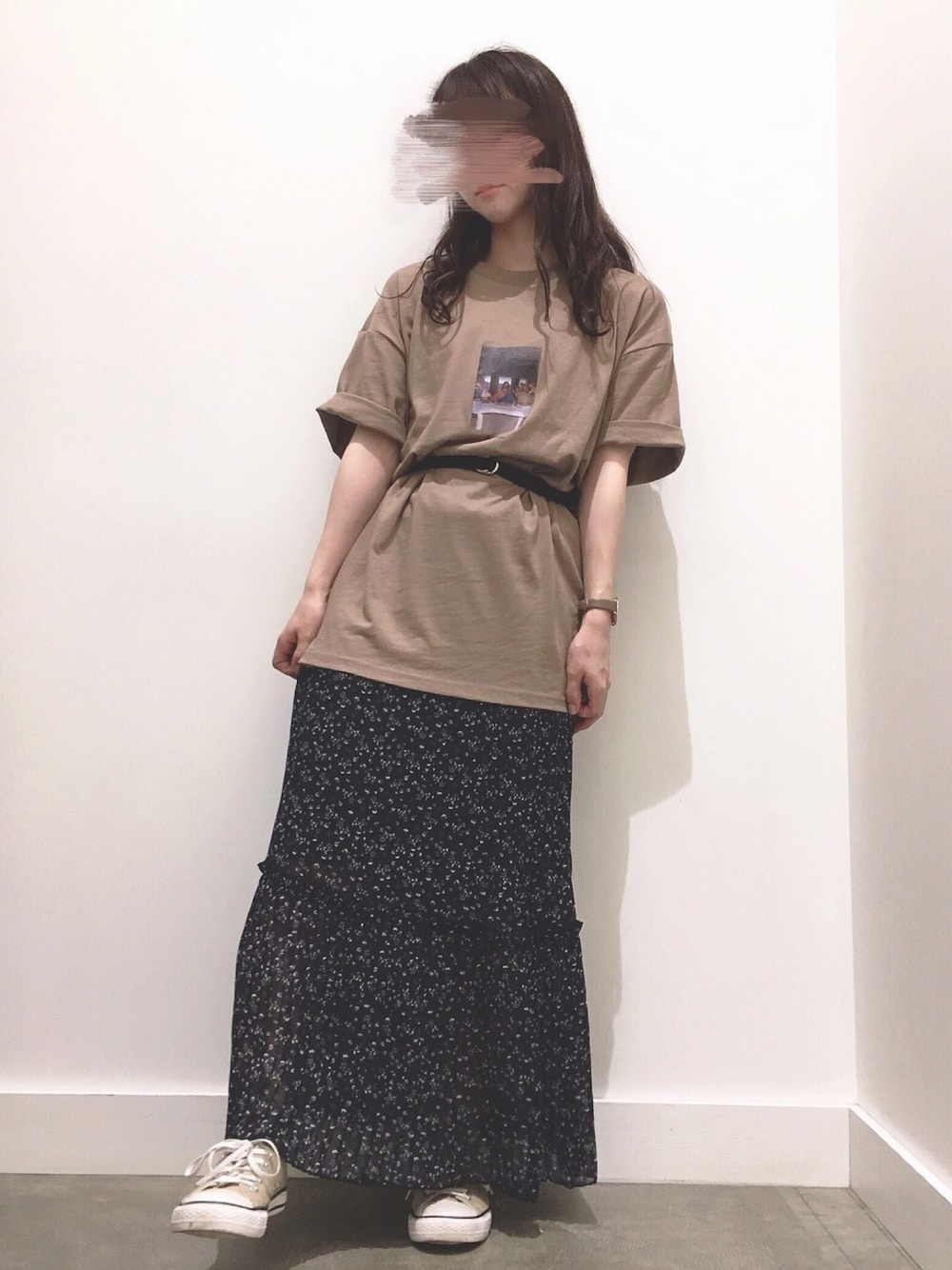 「大人カジュアル、カジュアル、最後の晩餐、ベージュ、Tシャツ、花柄スカート、カジュアルガーリー、秋、ラフ、プリーツスカート」｜「E hyphen world galleryのCanvaslist Tシャツ（Tシャツ/カットソー、ベージュ系）」を使った、ふうかさん（レディース・148cm）の夏コーディネートの1枚目の写真