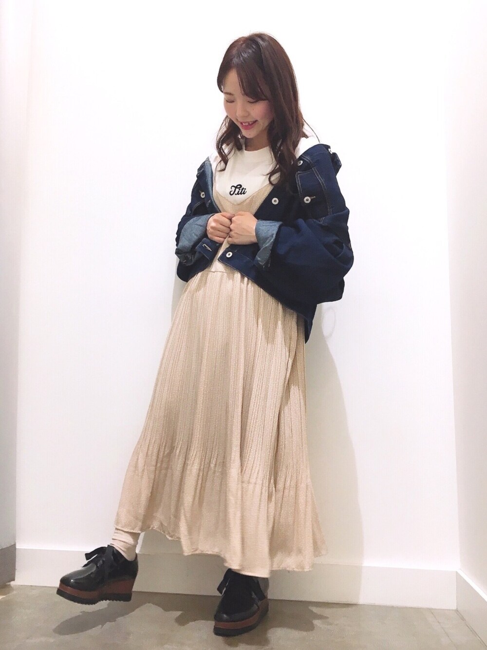 「秋のカフェオレコーデ、大人カジュアル、低身長コーデ、大人かわいい、大人女子、カジュアルガーリー、ガーリー、ootd、キャミワンピ、Gジャン」｜「E hyphen world galleryのフロッキーロゴプリントT（Tシャツ/カットソー、ホワイト系）」を使った、ふうかさん（レディース・148cm）の秋コーディネートの1枚目の写真