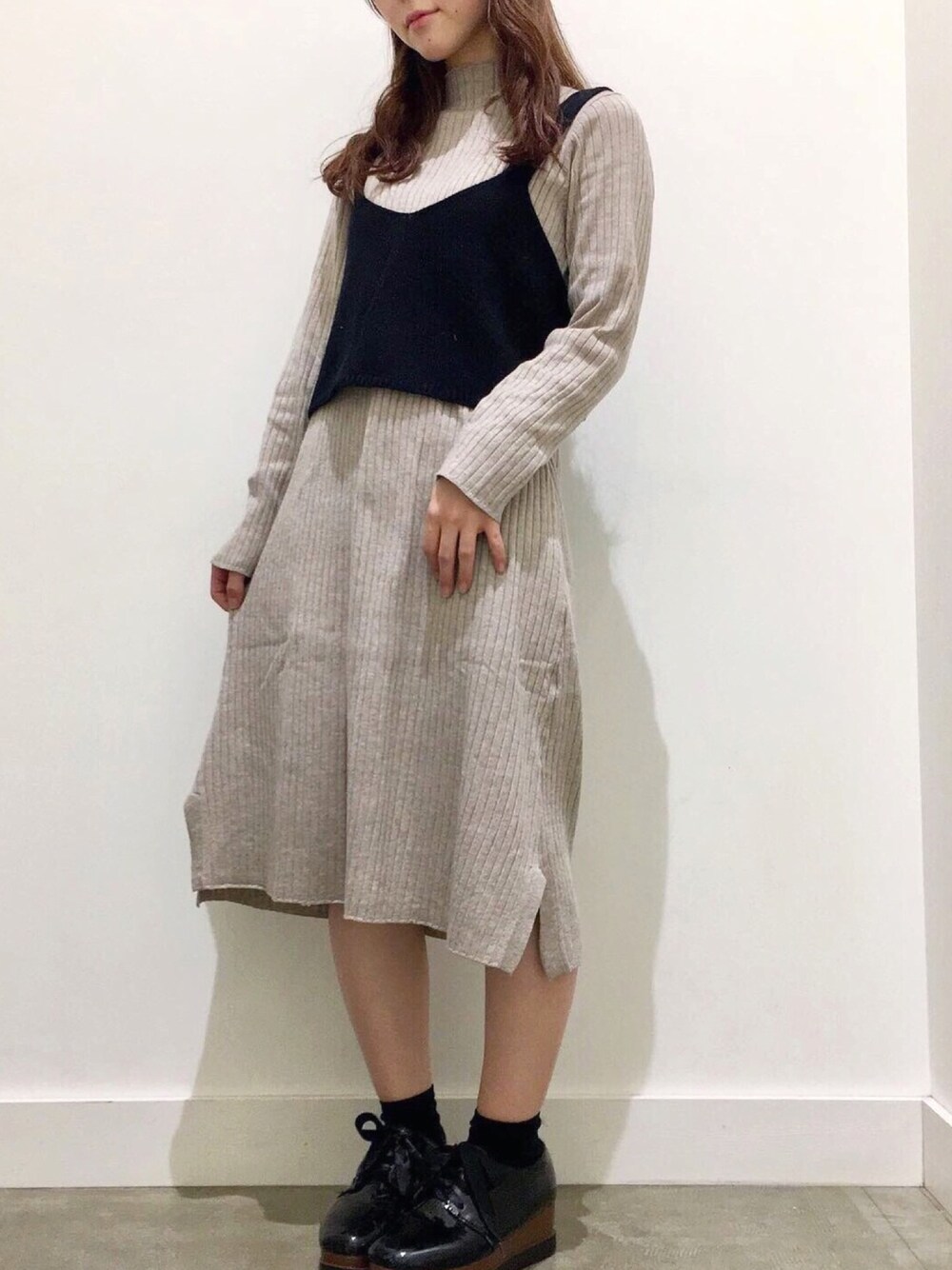 「冬コーデ、オトナ女子、きれいめカジュアル、プチプラ、大人かわいい、重ね着、リブニット、低身長コーデ、バックリボン、シンプルコーデ」｜「E hyphen world galleryのニットビスチェロンTセット（Tシャツ/カットソー、ブラック系）」を使った、ふうかさん（レディース・148cm）の秋コーディネートの1枚目の写真