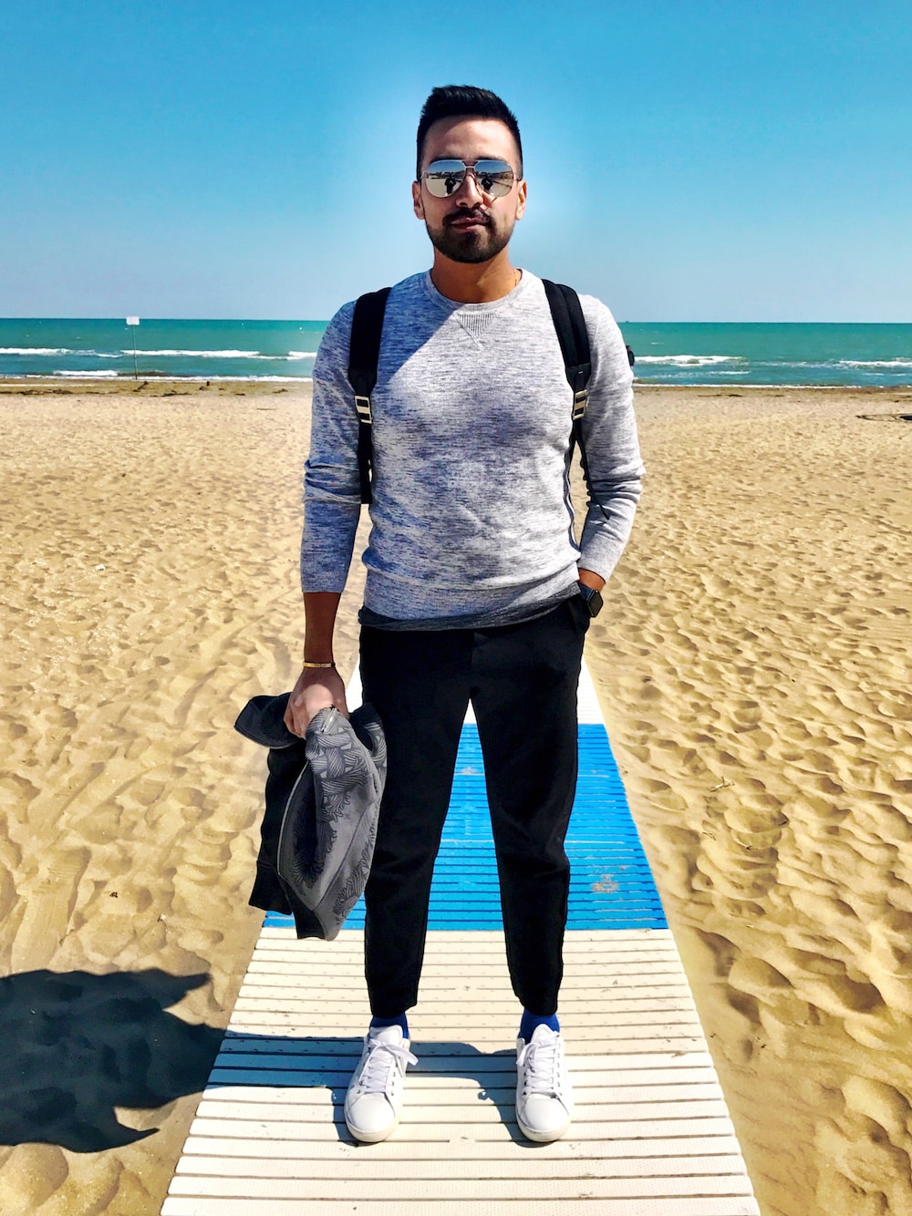 「Venezia、beach、spring、menswear」｜「All Saintsのアイテム（スウェット、グレー系）」を使った、JavieRichさん（メンズ・185cm）の春コーディネートの1枚目の写真