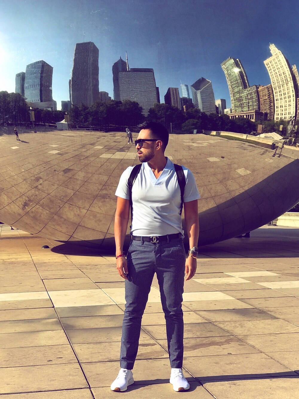 「tourist、summer、chicago、blue」｜「GIVENCHYのアイテム（サングラス、ブラック系）」を使った、JavieRichさん（メンズ・183cm）の夏コーディネートの1枚目の写真