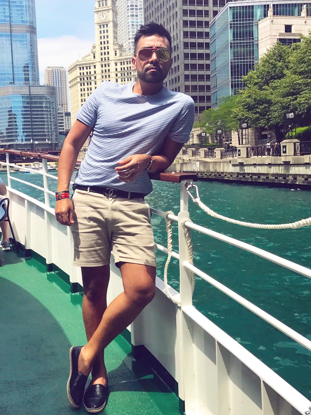 「chicago、boat 、chanel、RIVER」｜「CHANELのアイテム（ベルト、ブルー系）」を使った、JavieRichさん（メンズ・183cm）の夏コーディネートの1枚目の写真