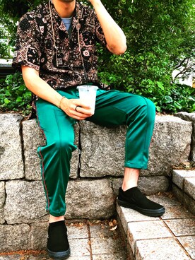 スリッポンを使った 緑パンツ のメンズ人気ファッションコーディネート Wear