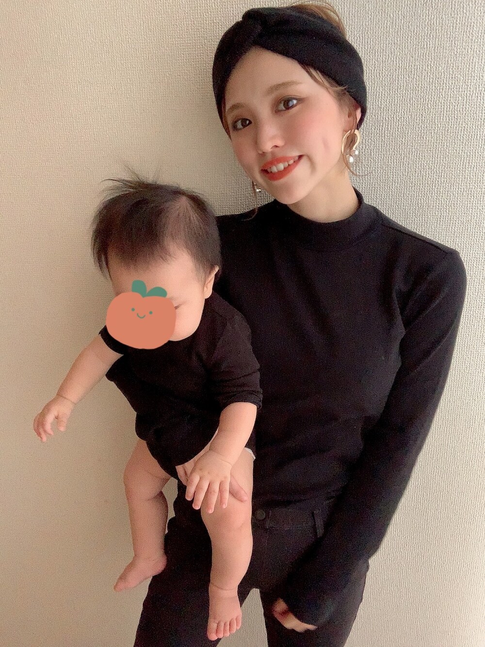 「オールブラック、ワントーンコーデ、ブラック、黒、黒スキニー、親子コーデ、シミラールック、ペアルック、おそろいコーデ、シンプル」｜「UNIQLOのWOMEN レギンスパンツ（その他パンツ、ホワイト系）」を使った、minamiさん（レディース・148cm）の秋コーディネートの1枚目の写真