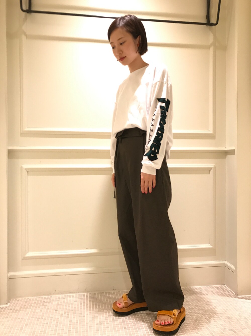 「BEAUTY&YOUTH UNITED ARROWS、スラッシャー、THRASHER、メンズライク、メンズアイテム、teva、低身長、別注」｜「THRASHERのアイテム（Tシャツ/カットソー、ホワイト系）」を使った、Aya Tanigawaさん（レディース・155cm）の夏コーディネートの1枚目の写真
