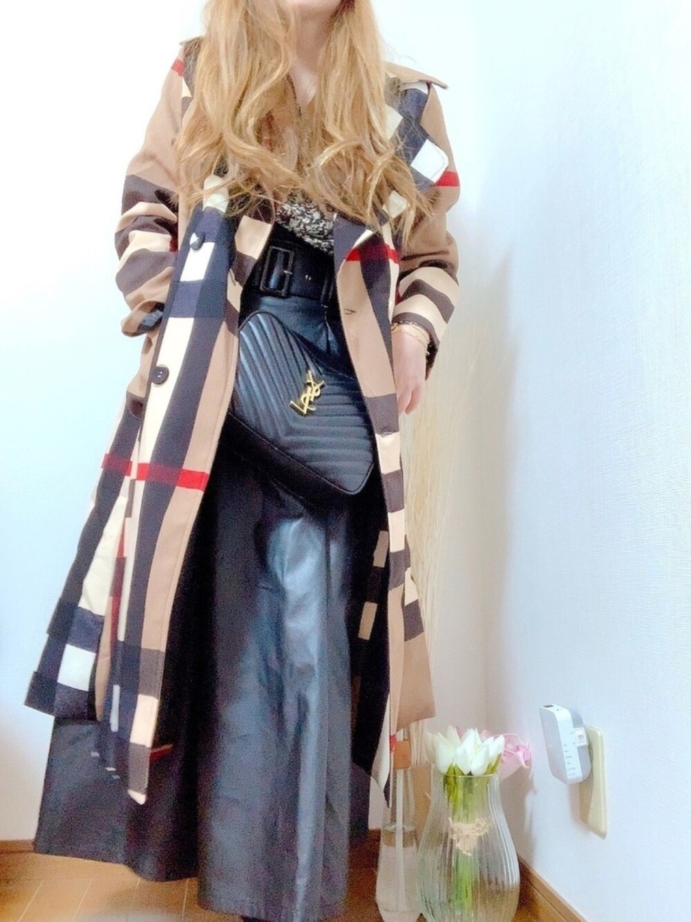 ブラウン系のジャケット/アウター、ブラック系のトップス、ブラック系のショルダーバッグを着用したレディースの春コーディネートの1枚目の写真