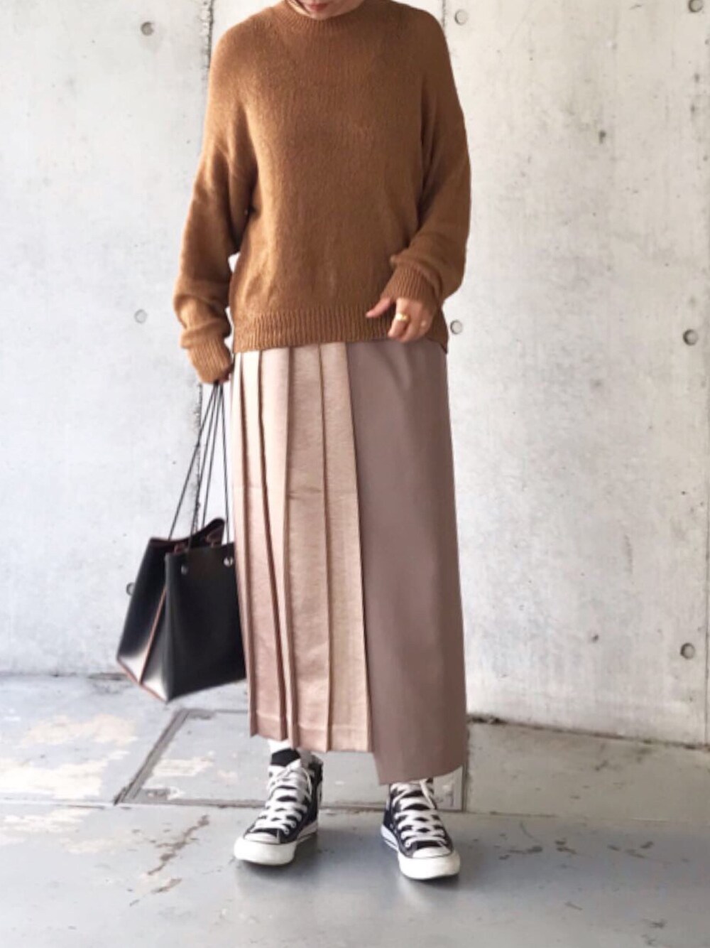 「大人コーデ、スカートスタイル、プリーツスカート、AudreyandJohnWad、landwards、アシンメトリー、低身長、低身長コーデ、ママコーデ、ブラウンコーデ」｜「AURALEEの【AURALEE】ビッグ プルオーバーニット WOMEN（ニット/セーター、ブラウン系）」を使った、RITSUさん（レディース・156cm）の秋コーディネートの1枚目の写真