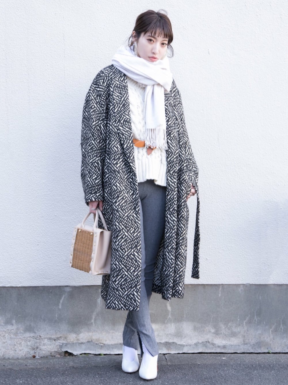「シンプル、冬コーデ、モノトーン、マフラーぐるぐる、ELLE、emun」｜「URBAN RESEARCHのUR ウール無地大判ストール（マフラー、ホワイト系）」を使った、ヤマサキ サオリさん（レディース・169cm）の冬コーディネートの1枚目の写真